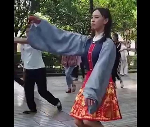 峨眉弟子穿运动汉服教武术,被路人赞叹像周芷若,网友:好飒