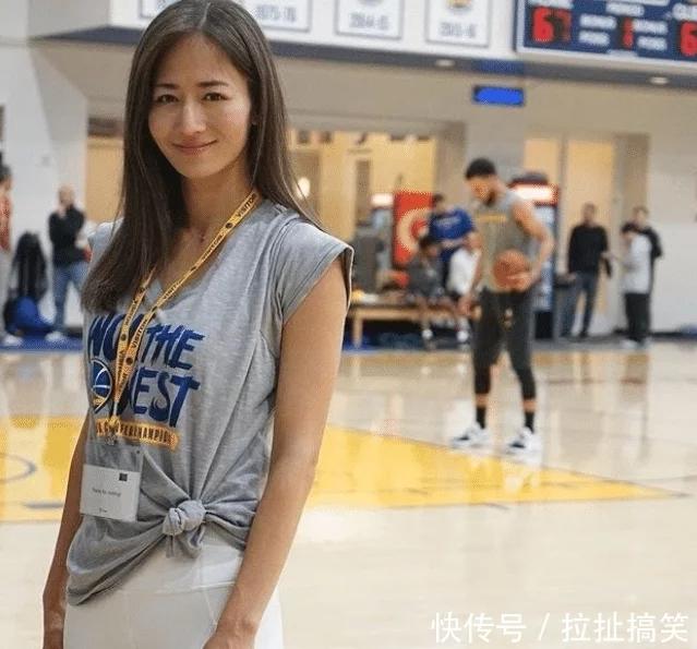 NBA最美日本女记者,曲线完美到犯规,十分钟爱黑人球星