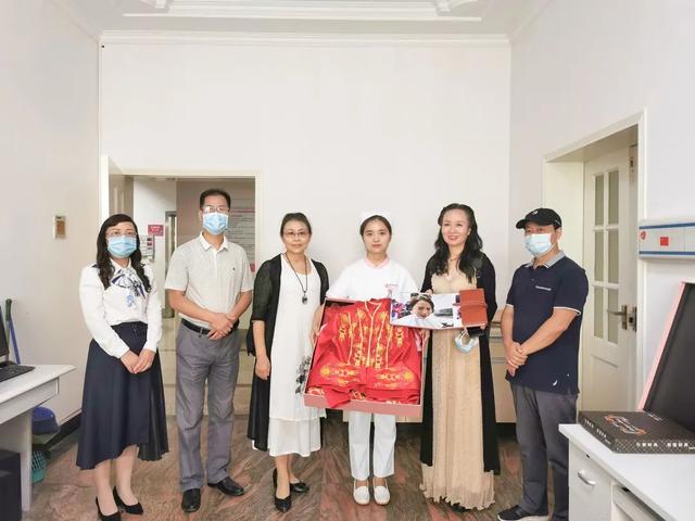 兑现迟到七个月的承诺！白衣换白纱，你是最美的新娘！