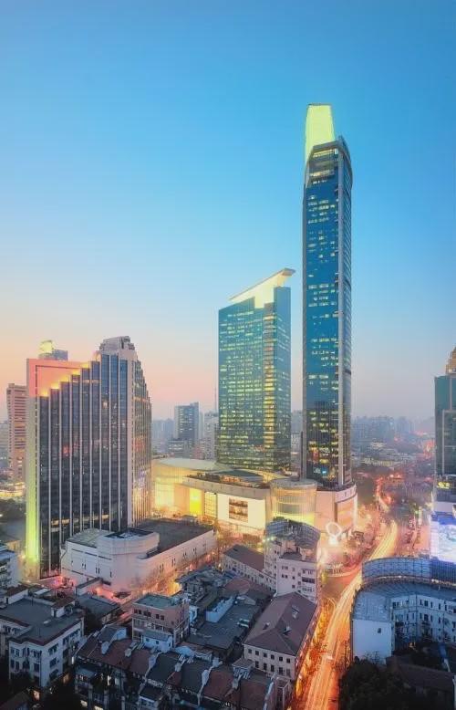 "结果1999年和2001年,饱受质疑且建设期超长的港汇恒隆广场,恒隆广场