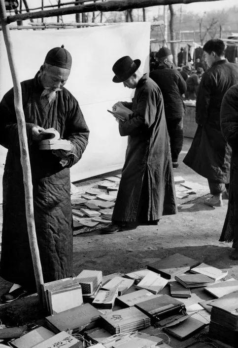 北满,国军军列,叫卖食物的当地小贩,1947年美国《life》:上海,书报摊