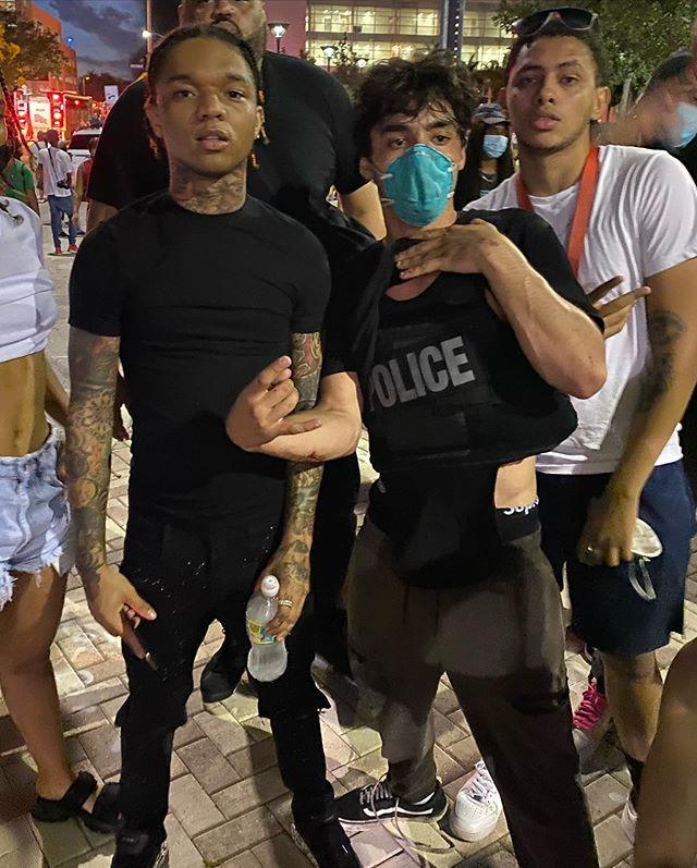 看到同胞惨死白人警察膝下，美国黑叔叔选择了重拳出击...