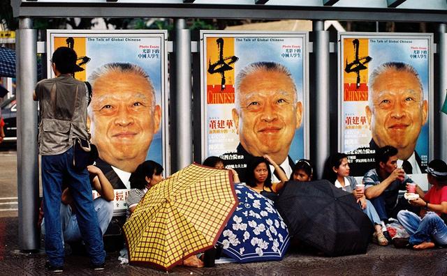 撕破的黄脸皮和凋零的紫金花，一篇看懂香港如何从“棋子”变成“弃子”