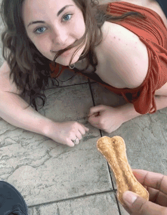 女主播当街栓链子学狗爬，看完我想给她刷个大火箭...