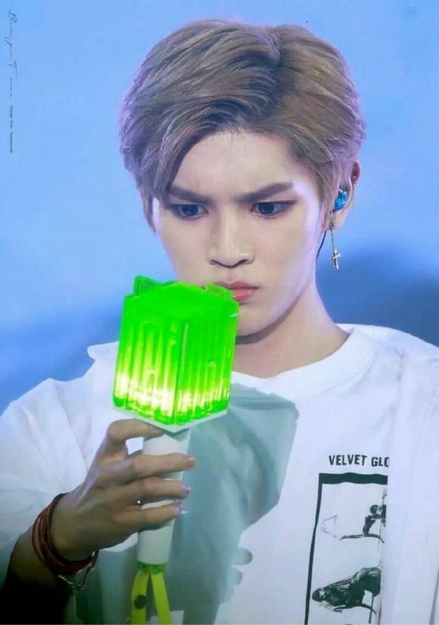 从媲美灯塔的itzy应援环所引起的爱豆展示应援棒大赛