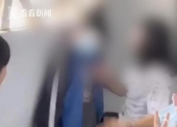 女生被口罩蒙眼轮扇耳光 一度打出鼻血