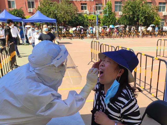 垡头街道居民群众免费接受核酸检测服务