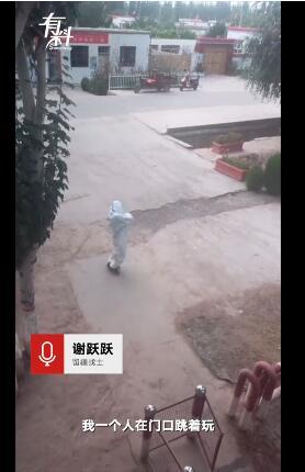 90后留疆战士穿防护服跳舞走红:换班时释放下压力,网友开心就好