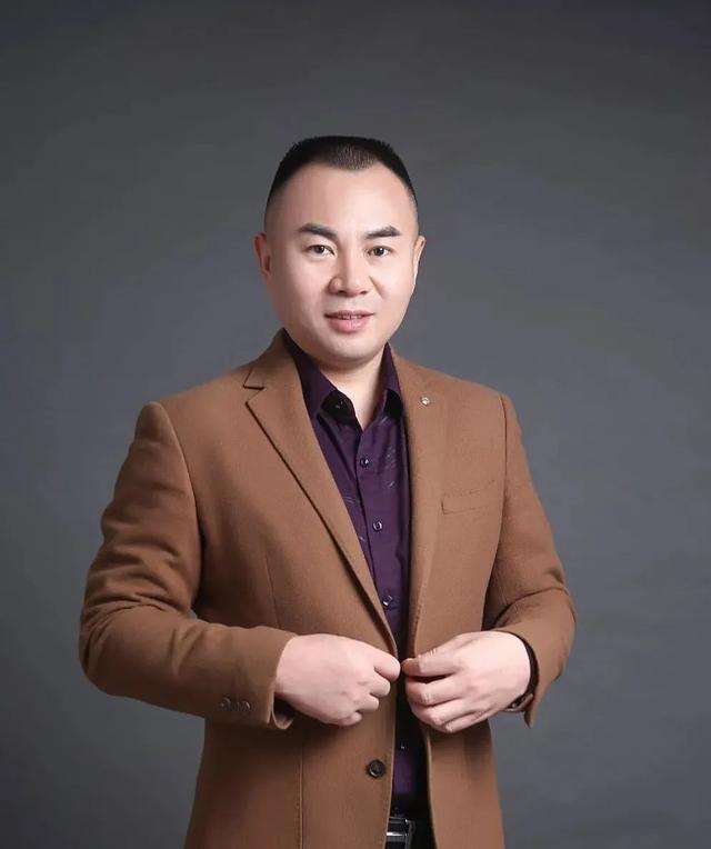 从中学时代学习家传叶九升形峦技法,成为叶九升第8代嫡传.