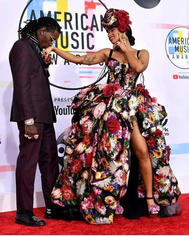 渣男前夫送劳斯莱斯求复合，Cardi B激动地当场抖屁股…