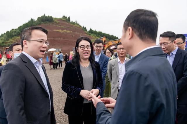 开工仪式上,伙伴集团总裁余冰女士首先致辞,向给予遂宁伙伴智造谷项目