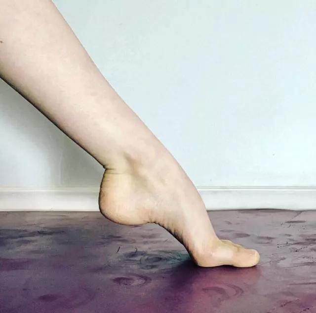 科普光脚丫跳芭蕾的小女孩芭蕾脚的真相