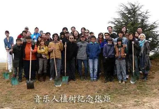我爱的男孩都老了，只有爱笑的他永远留在25岁...