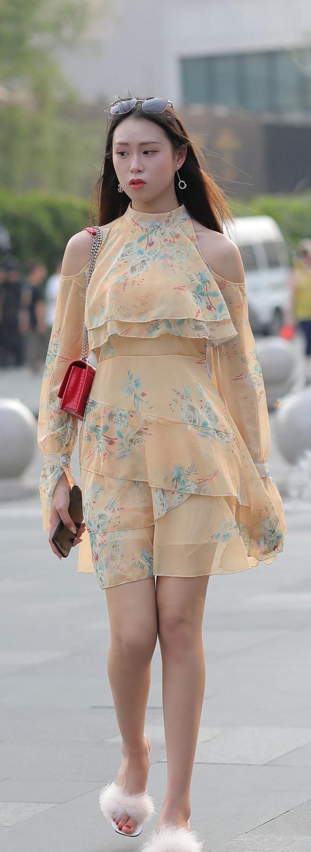 北京街拍:摄影碎花裙白皙美腿高跟美女