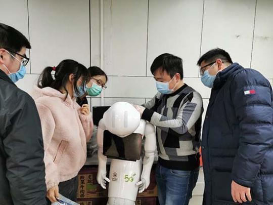 中国移动5G云端智能机器人上岗，可消毒、清洁和配送-最极客