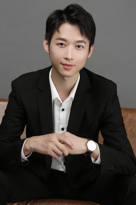 阳光帅气的90后,中国早期隐形眼镜b2c网络零售商掌门人,高校o2o生活