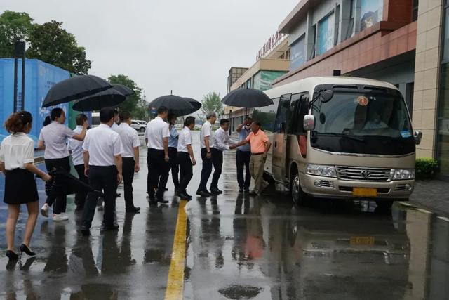 原重庆市委书记孙同川等一行来到中微汽车配件产业基地参观考察
