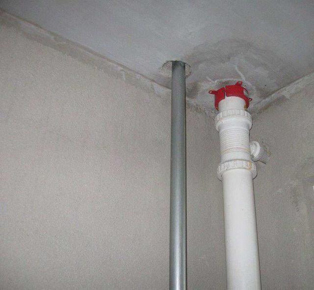 其次要检查是否预留了排气通道,集中排气道的情况是否按规范设置,开孔