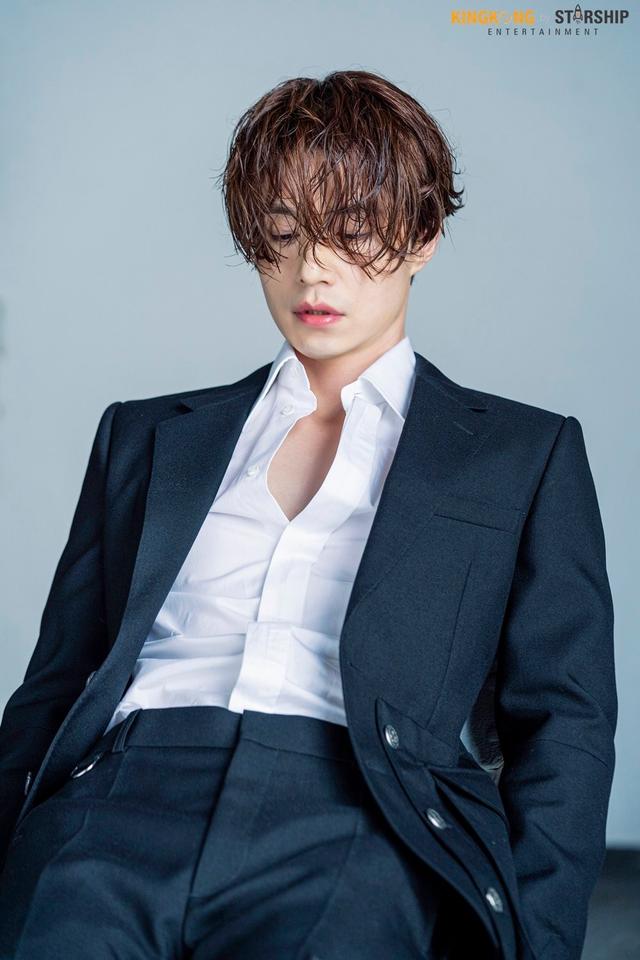 李栋旭画报花絮照白皙腹肌过于养眼非人类级别的帅气