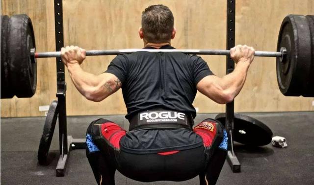 深蹲时膝盖内扣?三步调整法,配合五个辅助动作,就能解决_健康症状网