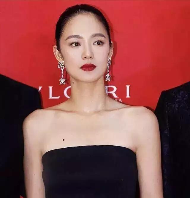 一字锁骨和v字锁骨大pk,你们觉得哪一款更美?_健康症状网