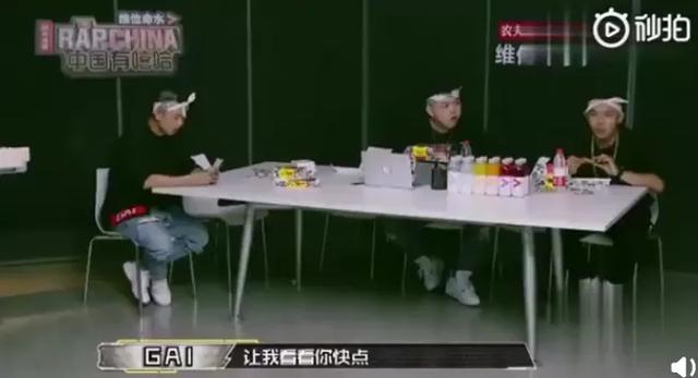 这个纹身泡吧、满口脏话的男人，深情起来要人命！