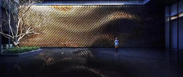 当云起风动的时候,除了看到风动墙表面肌力的流动变化,他们之间的相互