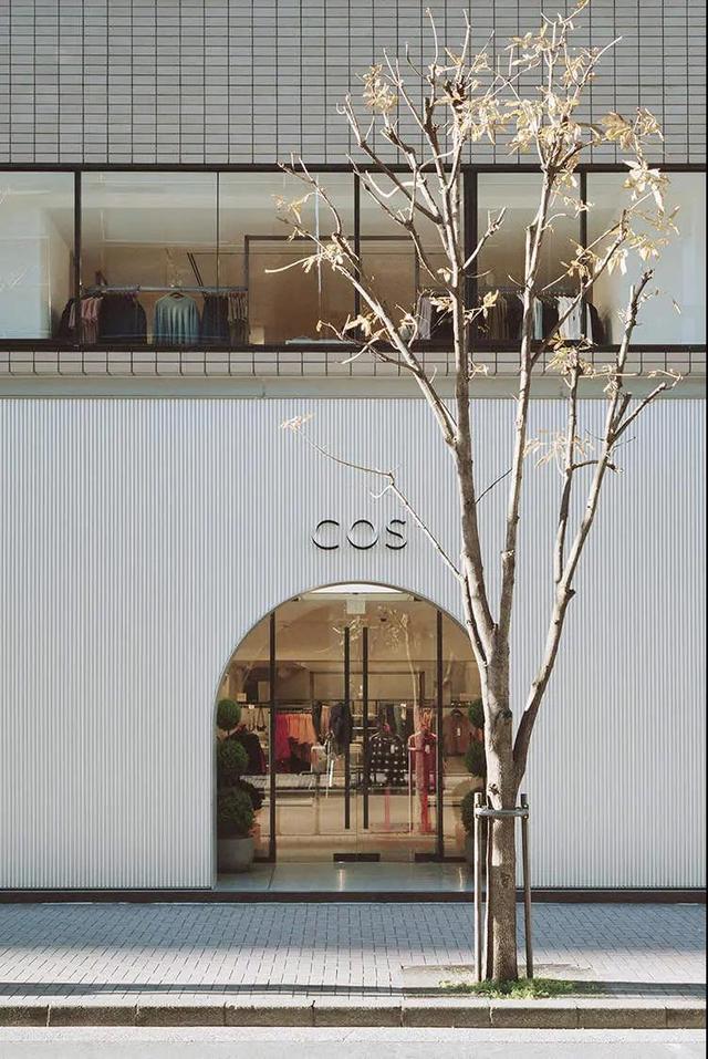 艺术与设计 一边是在走 下坡路 的h M 一边是推出日产线的亲生儿子cos