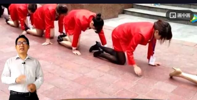 女主播当街栓链子学狗爬，看完我想给她刷个大火箭...