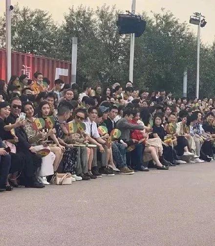 巴黎世家又来恶心国人审美，为啥大牌的中国限定都土到掉渣？
