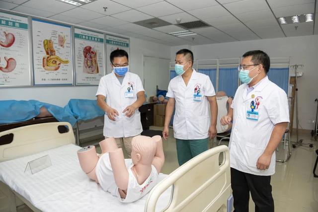 阜阳市妇女儿童医院举办庆祝第三届「中国医师节」青年医师技能竞赛