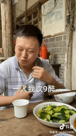 爬树、翻墙、锯门，抖音街溜子为了蹭口饭到底有多野？