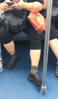 爆笑GIF图片：小伙子，你这是要羡慕死你的一帮兄弟啊！