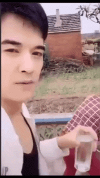 搞笑动图图片：美女秒变大叔！