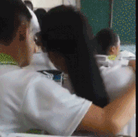 学妹过分了，教室里能注意下形象吗，  这谁受得了