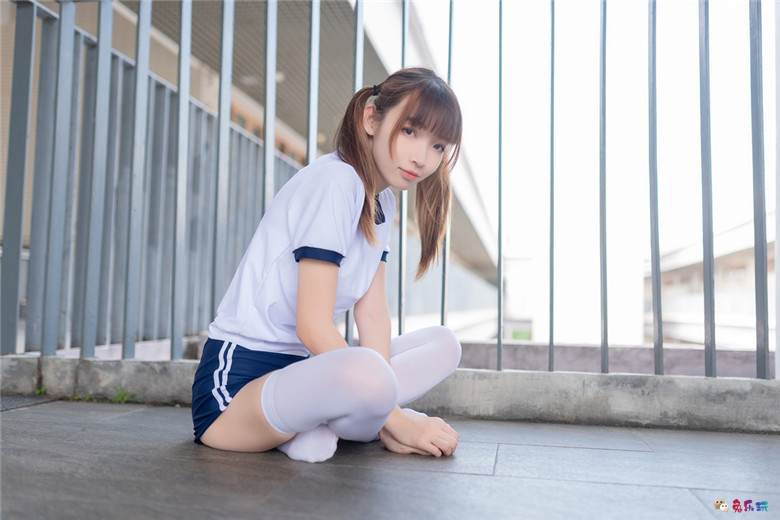 教室走廊的体操服少女