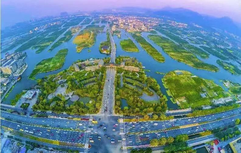 生态中心就更无需多言,中央绿轴世纪公园旁,一线万亩三垟湿地,还有