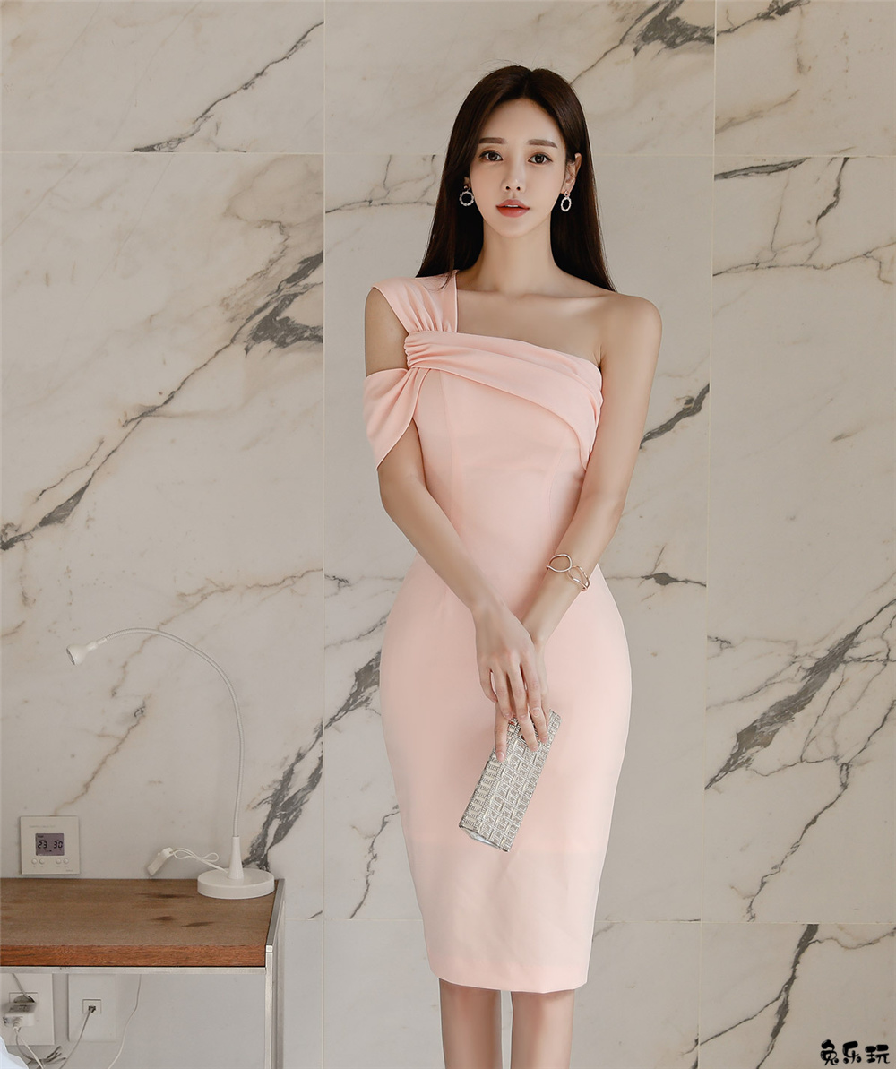 孙允珠·巴黎香颂粉红果酒蝴蝶斜肩裙