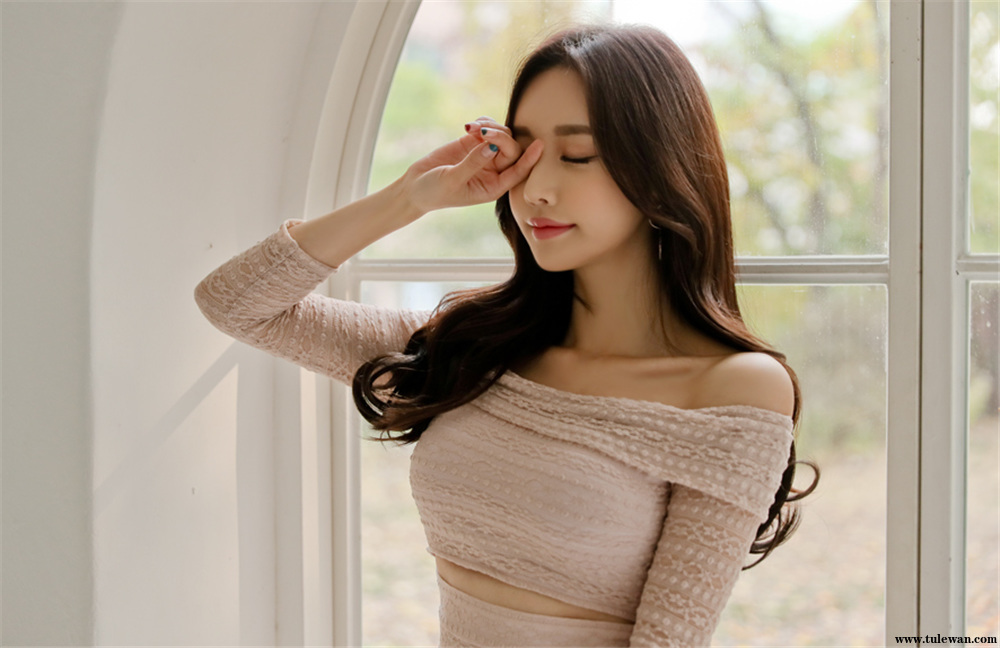 孙允珠丨孔雀波浪轻羽粉底色抹胸衣裙