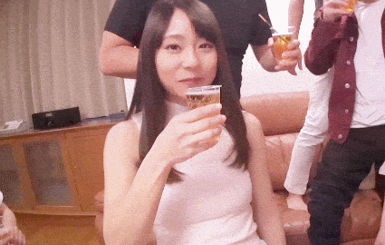 邪恶动图美女图片：这是什么功夫？姿势有点多！