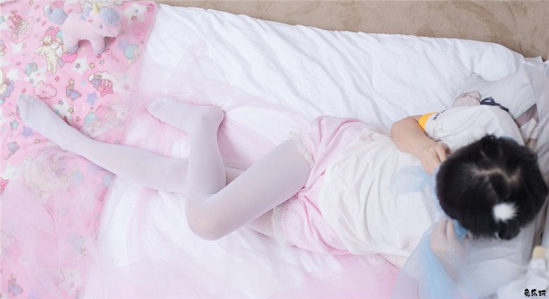 卧室里的白丝少女