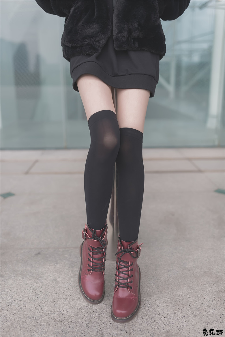 【福利姬】让人喜欢的黑丝及膝袜小细腿！太美了（48P）