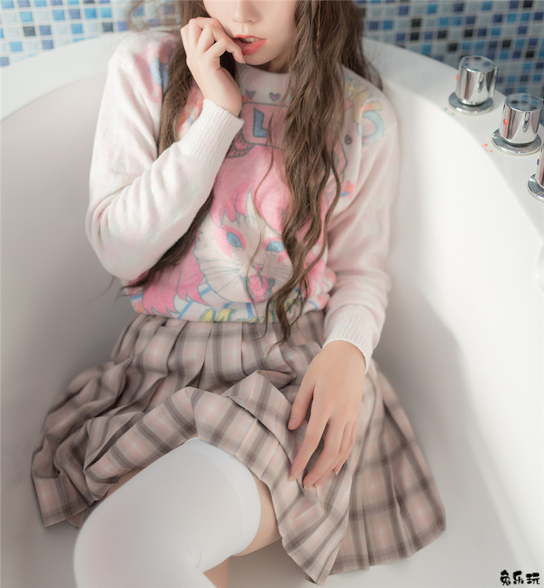 浴缸里的白丝格子裙