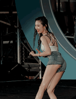 会挑逗的美女GIF图：这姿势，真没几个人能做到！