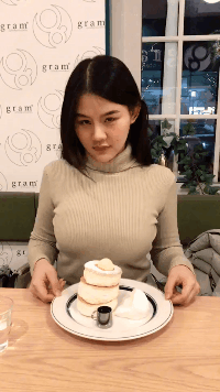 用下面的吃把草莓吃了 男人吃醋后晚上办了我