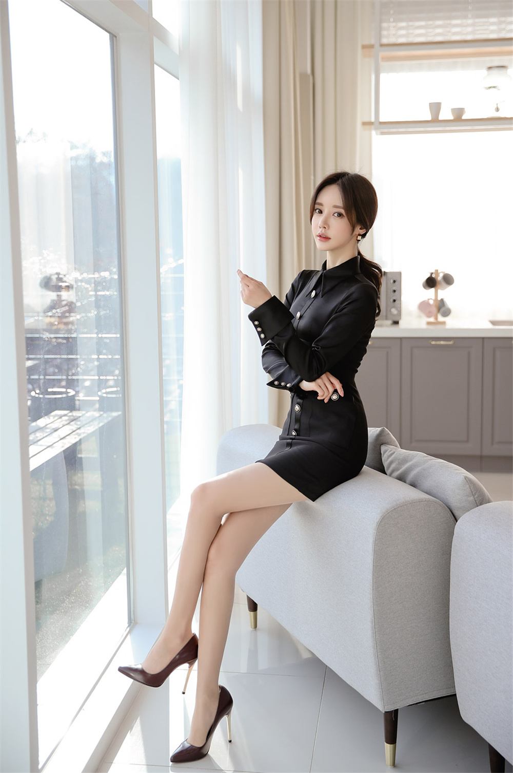 孙允珠丨深色竖纹纽扣古典锡兰包臀裙