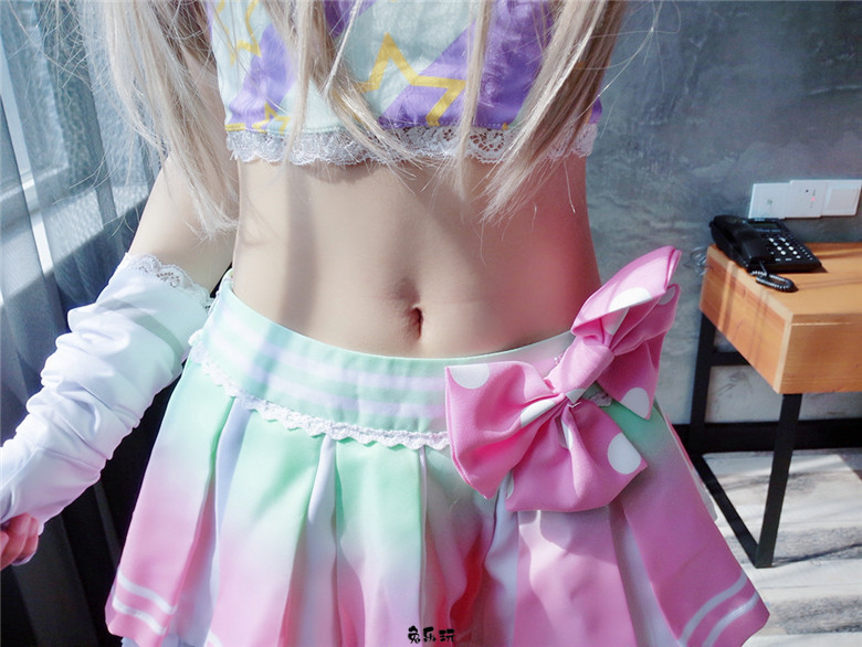 粉红短裙条纹袜，忍不住想咬一口