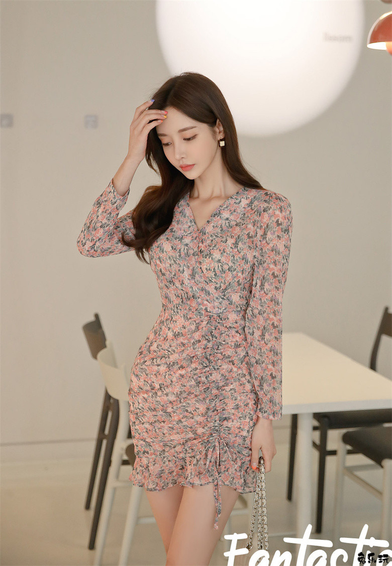 孙允珠：丹雪雅梦粉杏絮柳碎花丝纺裙