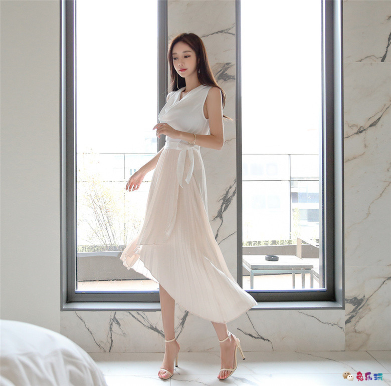 孙允珠丨蕙兰吊领古典墨韵柔白丝缎裙