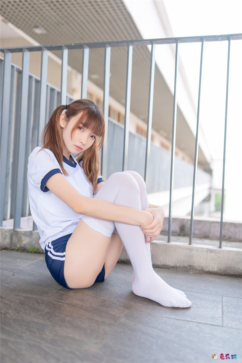 教室走廊的体操服少女